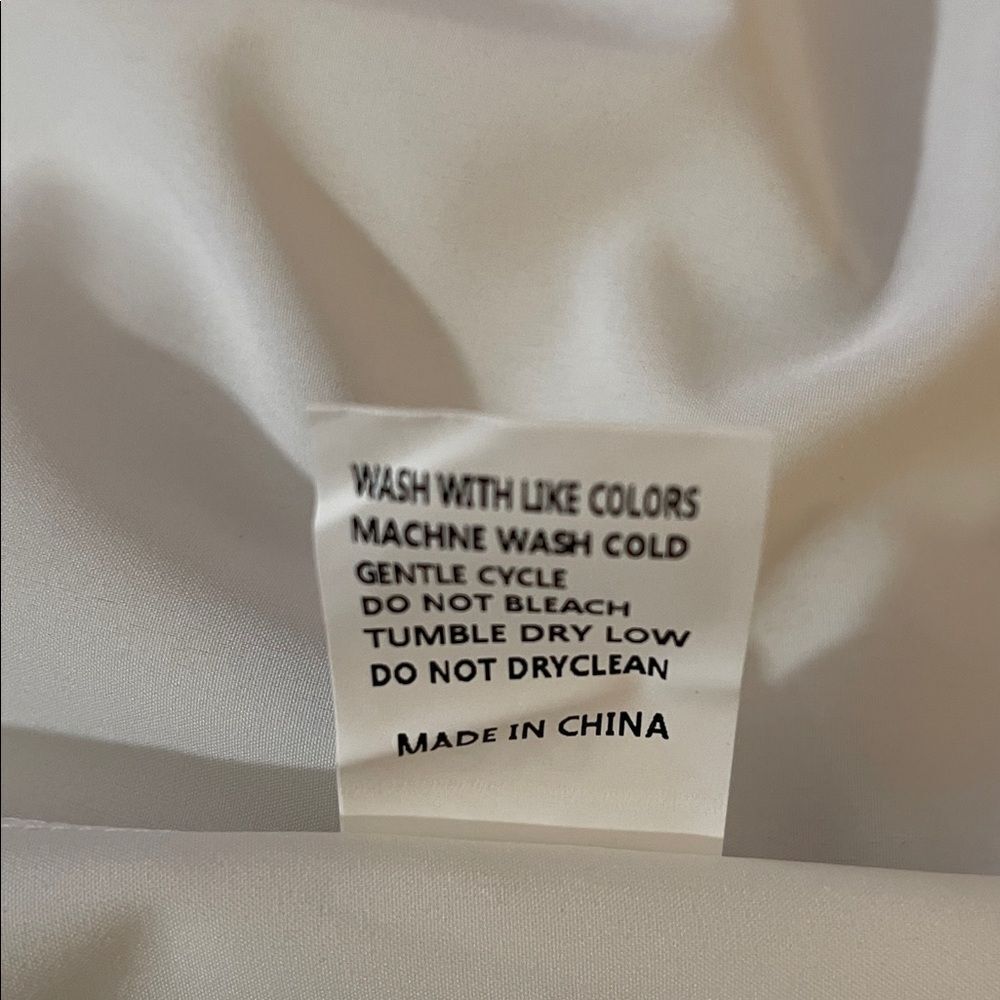 Elegant Ladies White Button-Up Blouse. 3X Unbranded - Picture 8 of 9